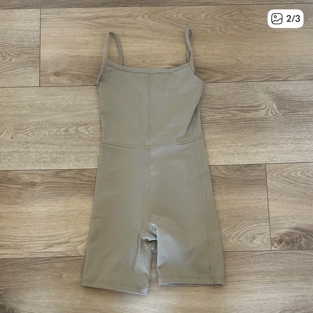 Aritizia romper sage green/olive - Picture 2 of 2